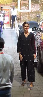 Kriti Sanon feet photo thumbnail