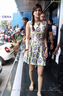 Kriti Sanon feet photo 7