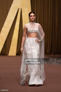Kriti Sanon feet photo 17
