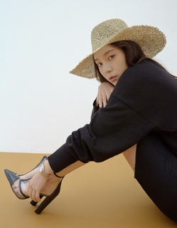 Krystal Jung feet photo thumbnail