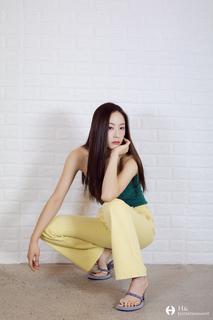 Krystal Jung feet photo thumbnail