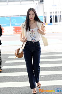 Krystal Jung feet photo thumbnail