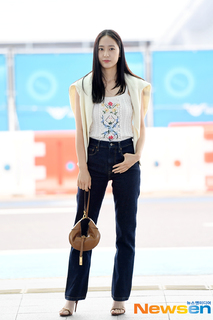 Krystal Jung feet photo thumbnail