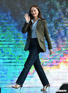 Krystal Jung feet photo thumbnail