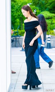 Krystal Jung feet photo thumbnail