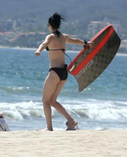 Krysten Ritter feet photo thumbnail