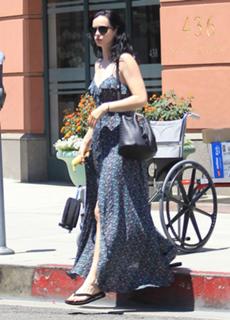 Krysten Ritter feet photo thumbnail
