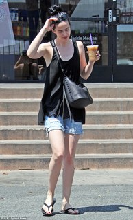 Krysten Ritter feet photo thumbnail