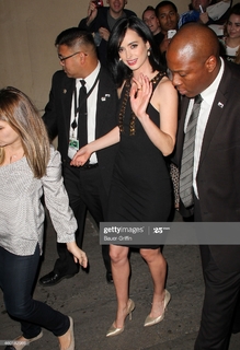 Krysten Ritter feet photo thumbnail