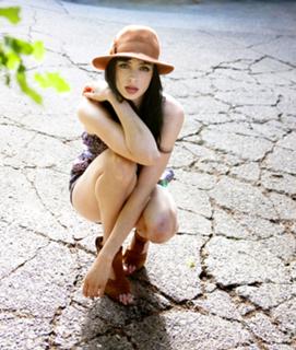 Krysten Ritter feet photo thumbnail