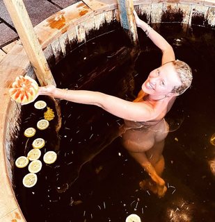 Kseniya Sobchak feet photo thumbnail