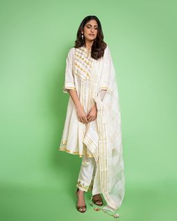 Kubbra Sait feet photo 9