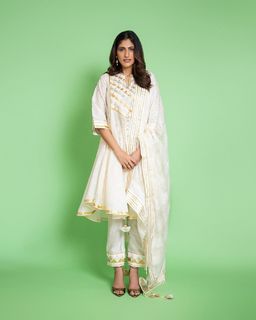 Kubbra Sait feet photo 8