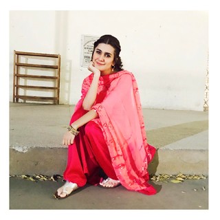 Kubra Khan feet photo 3