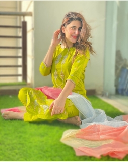Kubra Khan feet photo 13