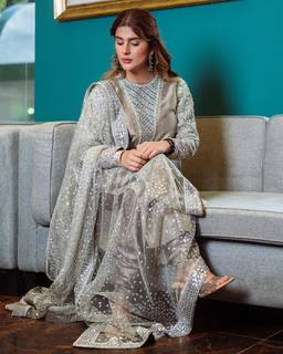 Kubra Khan feet photo 5