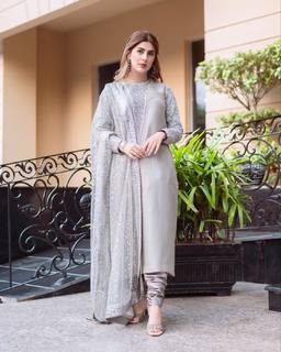 Kubra Khan feet photo 4
