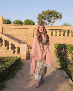 Kubra Khan feet photo 2