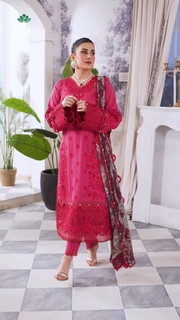 Kubra Khan feet photo 3