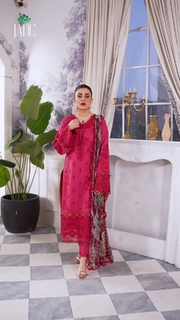 Kubra Khan feet photo 1
