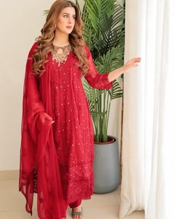 Kubra Khan feet photo 16