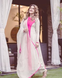 Kubra Khan feet photo 14