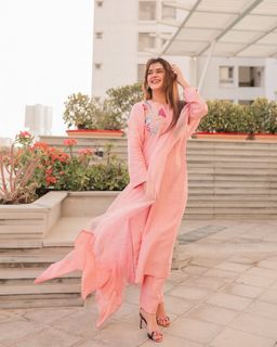 Kubra Khan feet photo 11