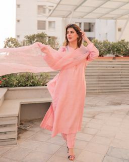 Kubra Khan feet photo 10