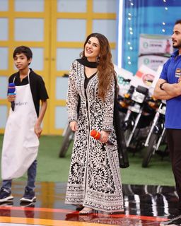 Kubra Khan feet photo 17