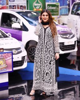 Kubra Khan feet photo 16