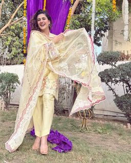 Kubra Khan feet photo 13