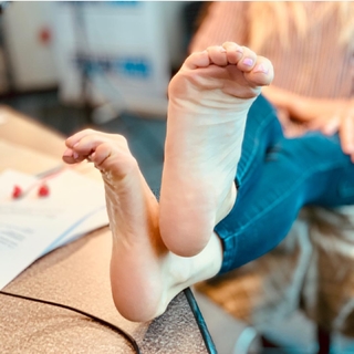 Kyle Unfug feet photo thumbnail