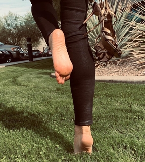 Kyle Unfug feet photo thumbnail