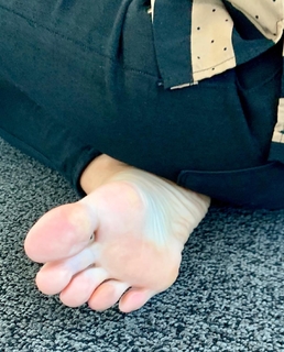 Kyle Unfug feet photo thumbnail