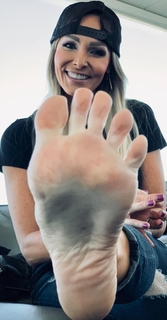 Kyle Unfug feet photo thumbnail