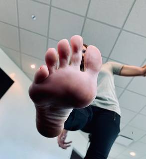 Kyle Unfug feet photo thumbnail