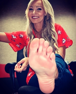 Kyle Unfug feet photo thumbnail