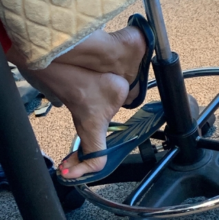 Kyle Unfug feet photo thumbnail