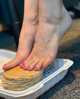 Kyle Unfug feet photo thumbnail