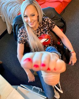 Kyle Unfug feet photo thumbnail
