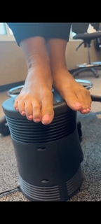 Kyle Unfug feet photo thumbnail