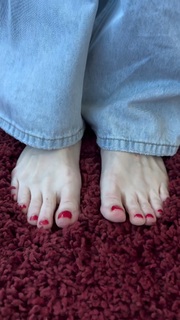 Kyle Unfug feet photo thumbnail