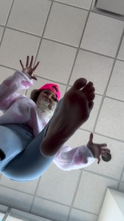 Kyle Unfug feet photo thumbnail