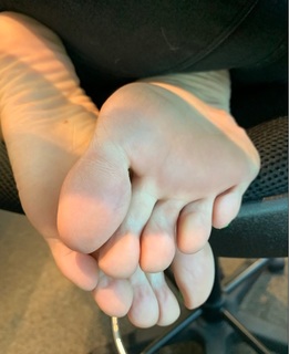 Kyle Unfug feet photo thumbnail
