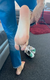 Kyle Unfug feet photo thumbnail