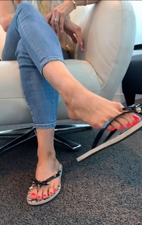 Kyle Unfug feet photo thumbnail