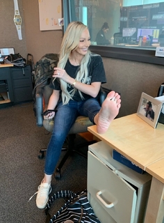 Kyle Unfug feet photo thumbnail