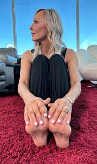 Kyle Unfug feet photo thumbnail