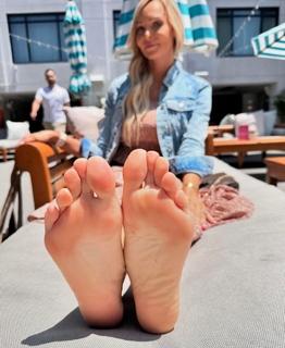 Kyle Unfug feet photo thumbnail