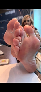 Kyle Unfug feet photo thumbnail